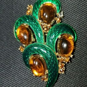 Vintage L'ORIENT Trifari pin